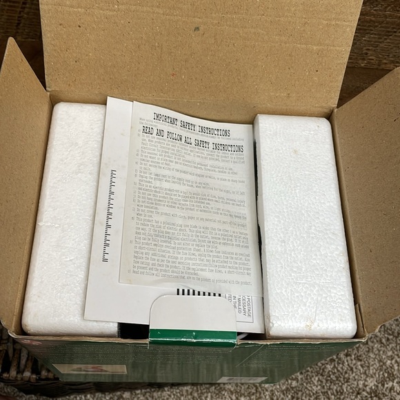 Department 56 "Honey Of A Deal Five & Dime" Lighted Christmas 2004 COLLECTIBLE - Picture 14 of 14